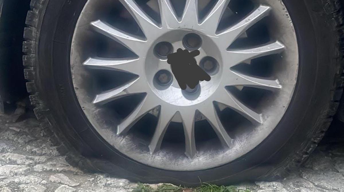 Verucchio, allarme per raid di vandali: squarciati pneumatici delle auto - Uno degli pneumatici danneggiati