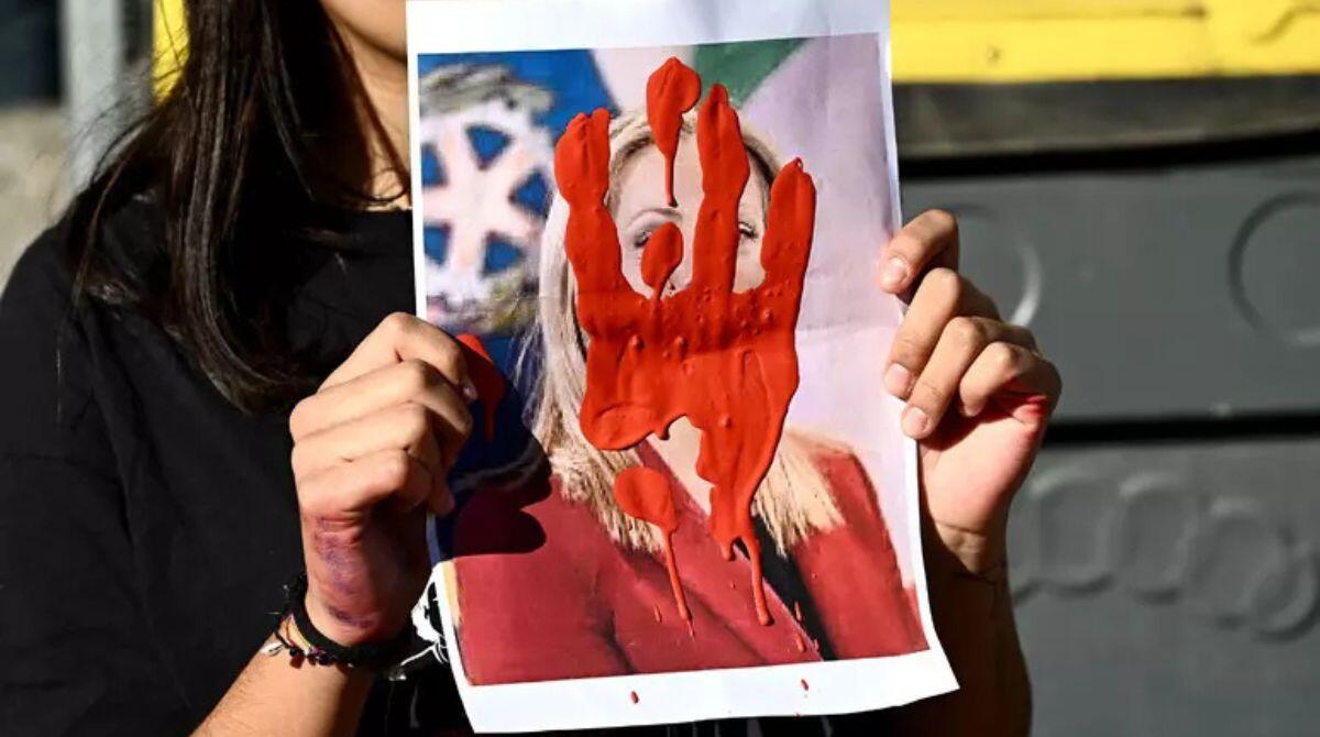 Un centinaio di studenti a Bologna per il 'No Meloni Day', lancio di uova contro banca - PH ANSA