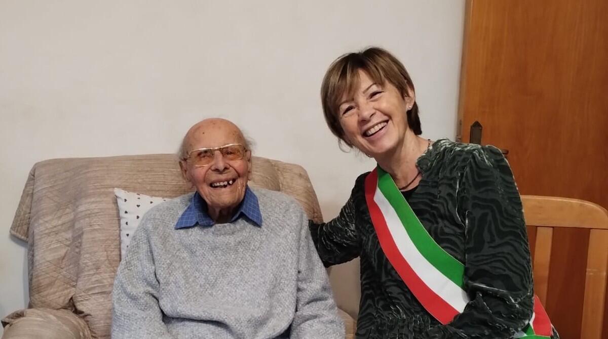 Sopravvissuto ai campi di concentramento nazisti, la sindaca Angelini e l’assessora Zoffoli rendono omaggio ad Athos Crudi - Athos Crudi e Daniela Angelini