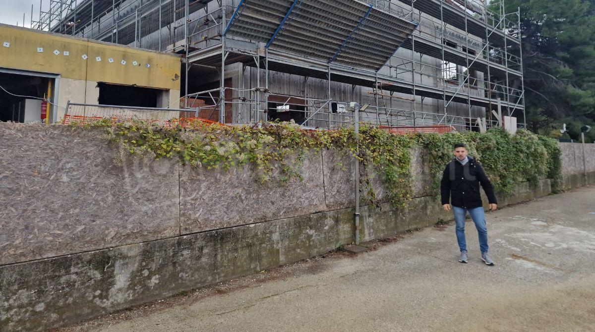 Riccione, riprendono i lavori alla palestra di viale Ionio - Il cantiere della palestra