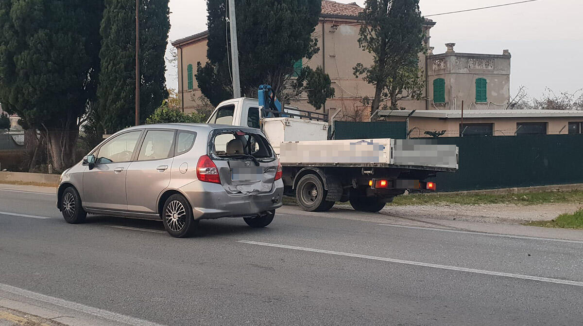 Tamponamento a San Martino dei Mulini: interviene l'ambulanza - Le immagini del tamponamento