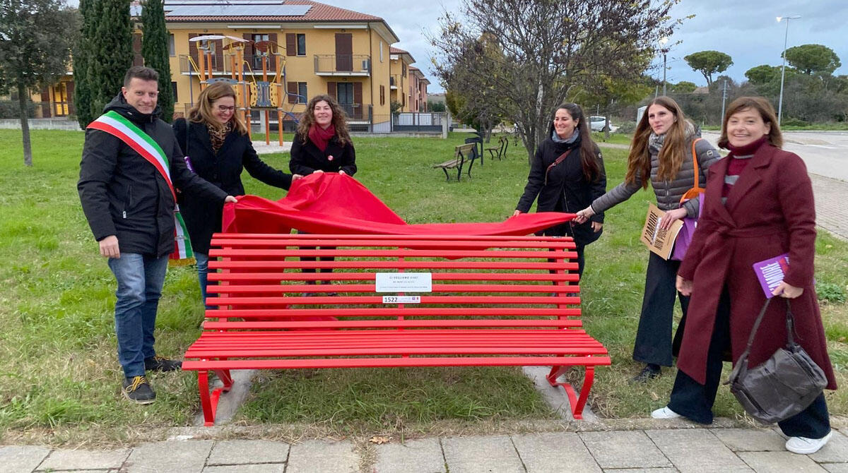 Rompi il silenzio a Santarcangelo: in un anno 71 richieste al centro antiviolenza - Nuova panchina rossa a Canonica