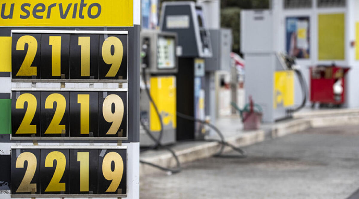 Ruba tessera carburante e preleva 6500 litri di gasolio per oltre 11.000 euro: denunciato - FOTO DI REPERTORIO ANSA