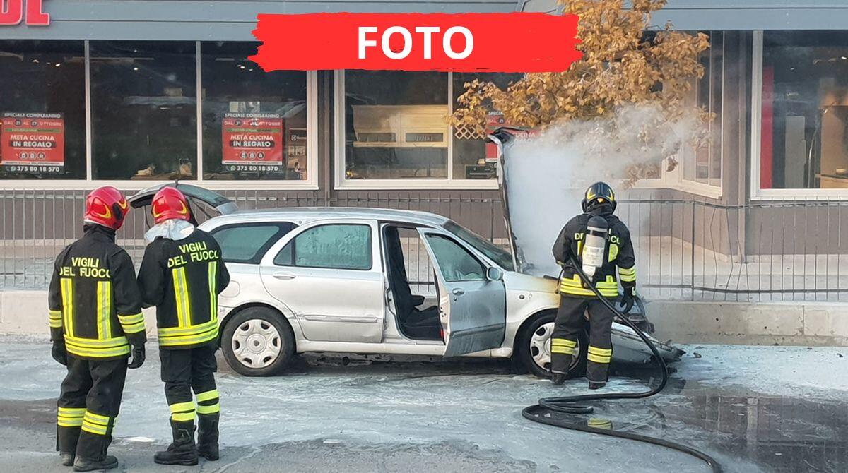 Rimini, auto diesel prende fuoco improvvisamente: nessun ferito - Le immagini dell'intervento dei Vigili del Fuoco