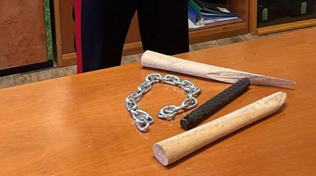 Raid degli ultras, nell'agguato un 31enne ferito alla testa - Gli oggetti sequestrati dai Carabinieri