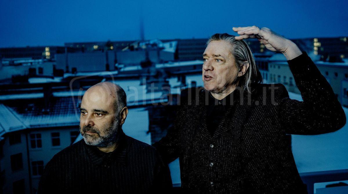 Teho Teardo e Blixa Bargeld per l'ultimo appuntamento con Percuotere la Mente a Rimini - ph Thomas Rabsch