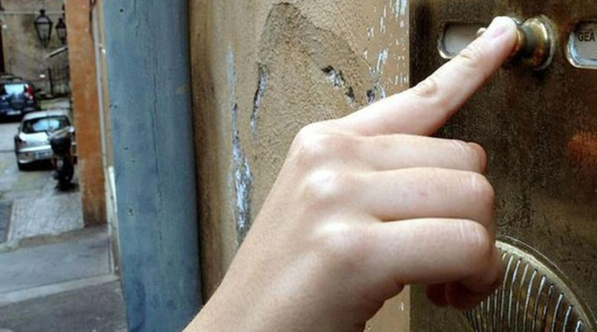 Rimini: lascia il coltello nella cassetta della posta, 43enne denunciato per stalking - Repertorio
