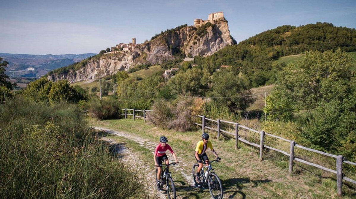 Via Romagna: 460 chilometri tutti da pedalare tra borghi, vigne e castelli - Via Romagna nel tratto del comune di San Leo (tutte le foto sono di Terrabici)