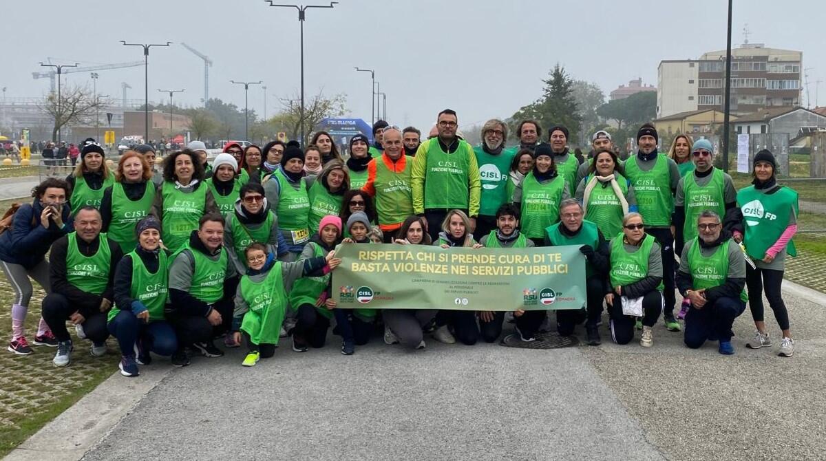 Maratona di Ravenna: la CISL FP Romagna corre per sensibilizzare contro le aggressioni nei servizi pubblici - Foto di gruppo CISL FP