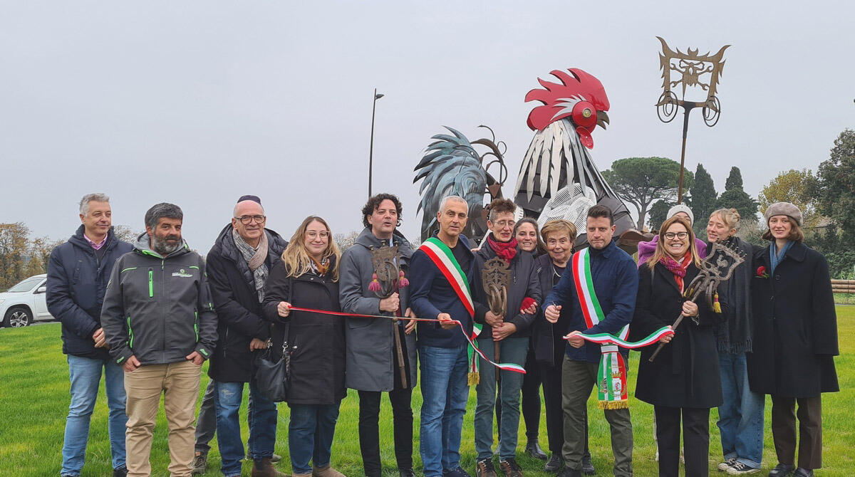 Un grosso gallo con la caveja domina la nuova rotatoria di San Vito: l'inaugurazione - Taglio del nastro presso la nuova rotatoria di San Vito