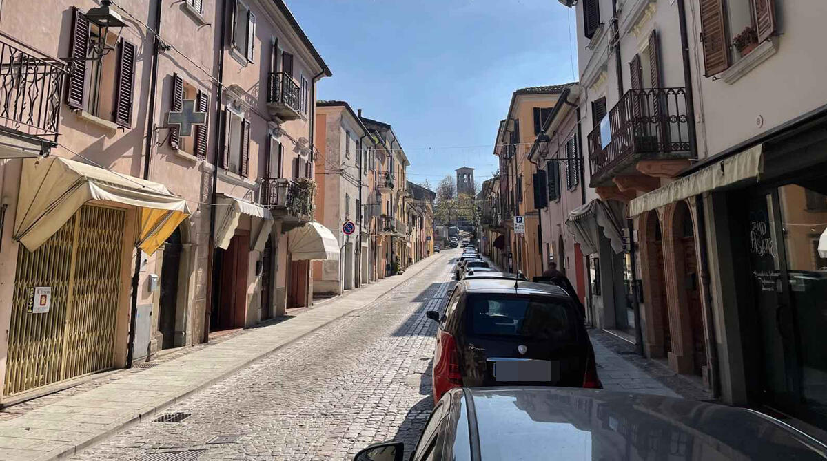 Novafeltria, la generosa lotta per la sopravvivenza dei negozi di vicinato: "Fate la spesa nel vostro paese" - Corso Mazzini di Novafeltria