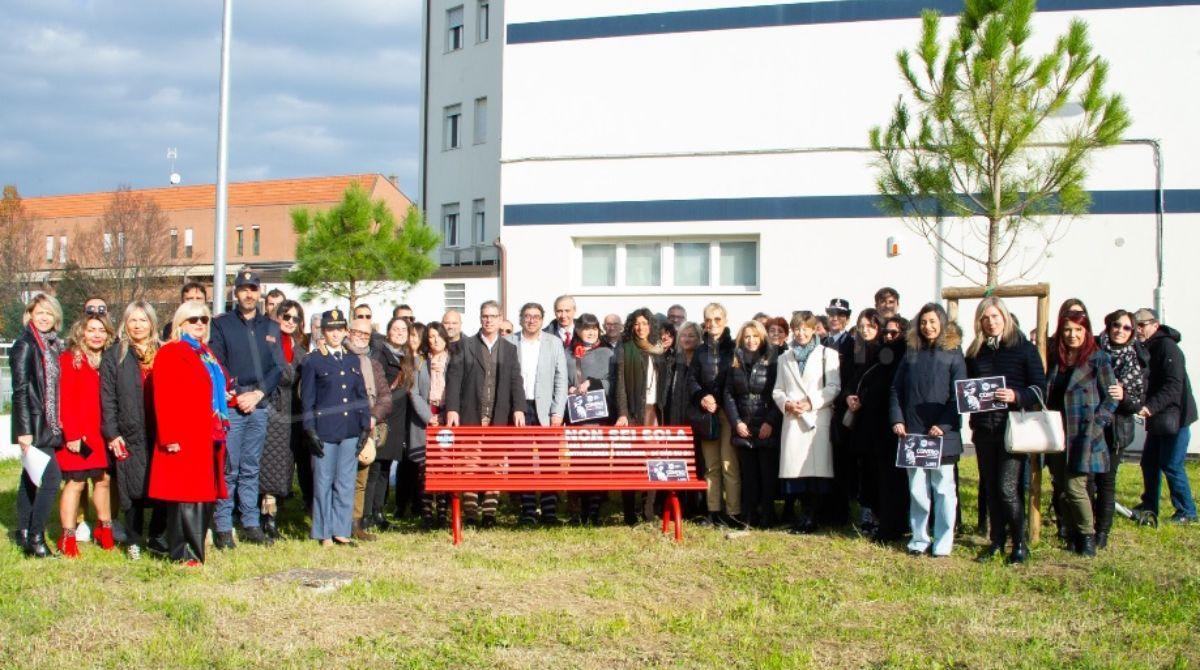 Cna Rimini inaugura una panchina rossa contro la violenza sulle donne in piazza Tosi - 