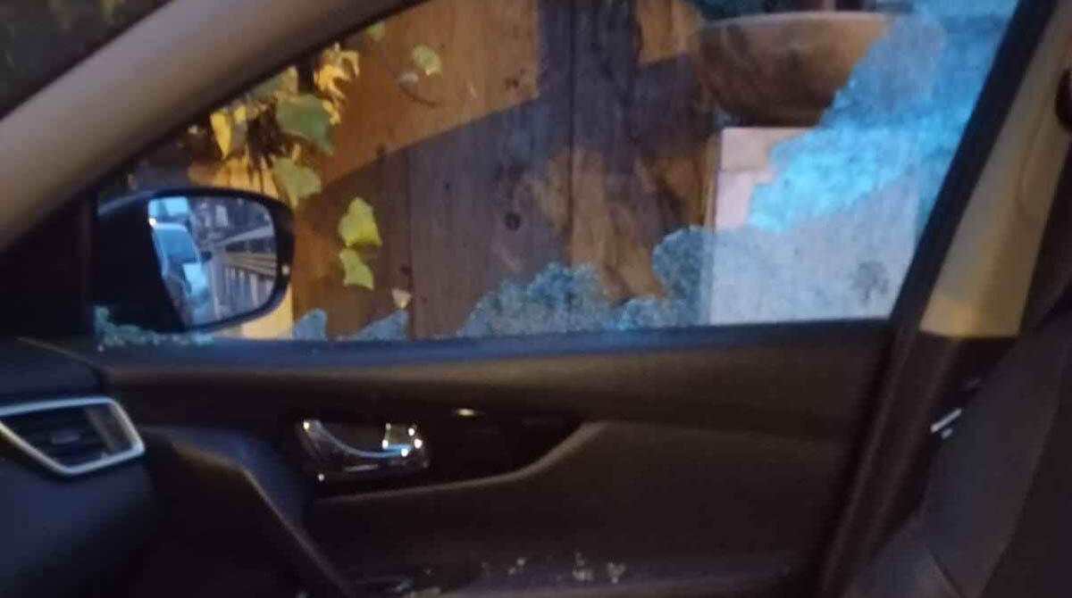 L'auto di Ricchiuti danneggiata: finestrino rotto per un misero bottino - Il finestrino rotto