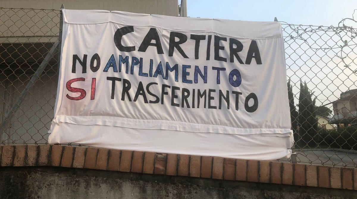 Gualdicciolo, monta la protesta: spuntano striscioni contro inquinamento e cartiera - Uno dei cartelli di protesta PH SAN MARINO RTV