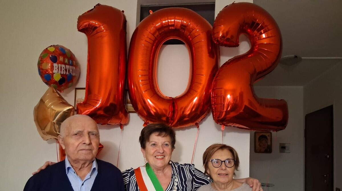 102 candeline: Il riccionese Giuseppe Droghini festeggia con un giro di valzer - Giuseppe Droghini, l'assessora Marina Zoffoli e la figlia Fausta Droghini