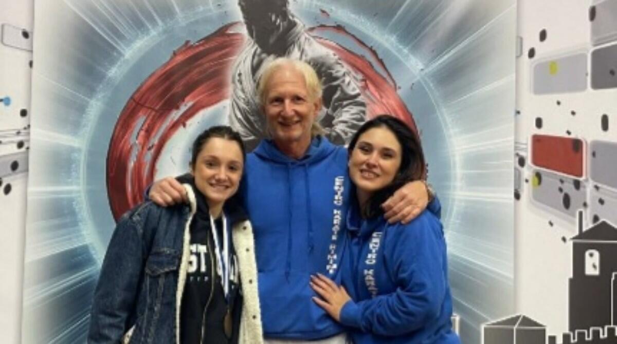 Grande successo per il Centro Karate Rimini-Cervia all’Open Internazionale di San Marino - Alcune delle partecipanti con il maestro del Centro Karate