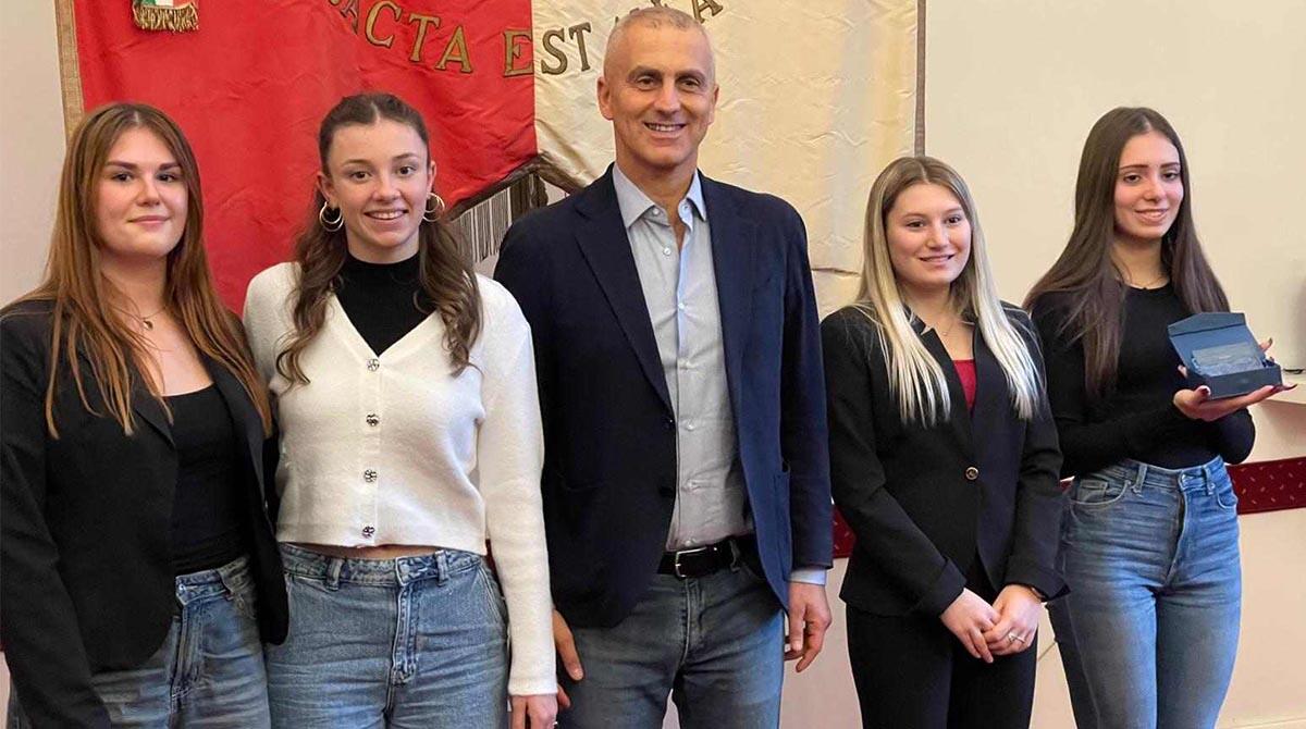 Quattro studentesse riminesi protagoniste in Francia a un prestigioso concorso di dettato -