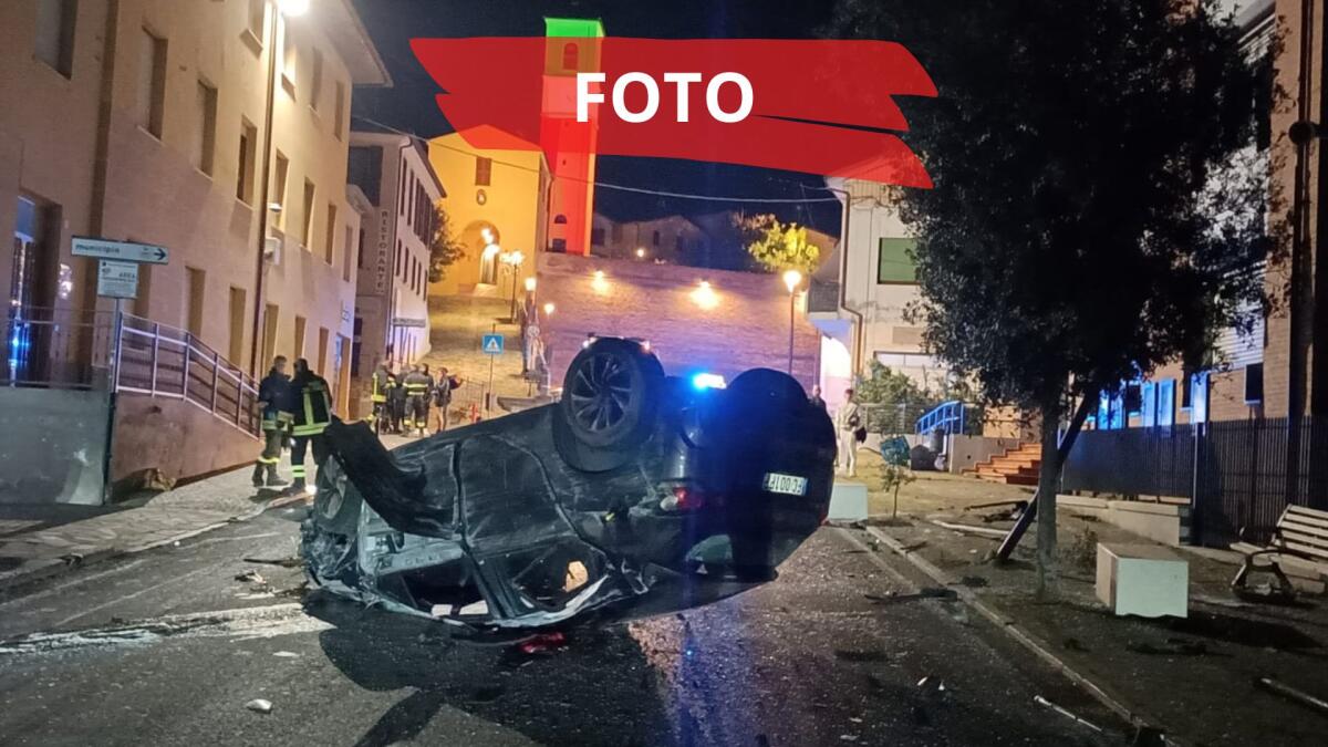 Auto abbatte segnali stradali e si ribalta, distruggendosi: rocambolesco incidente in pieno centro - FOTO BALLANTE