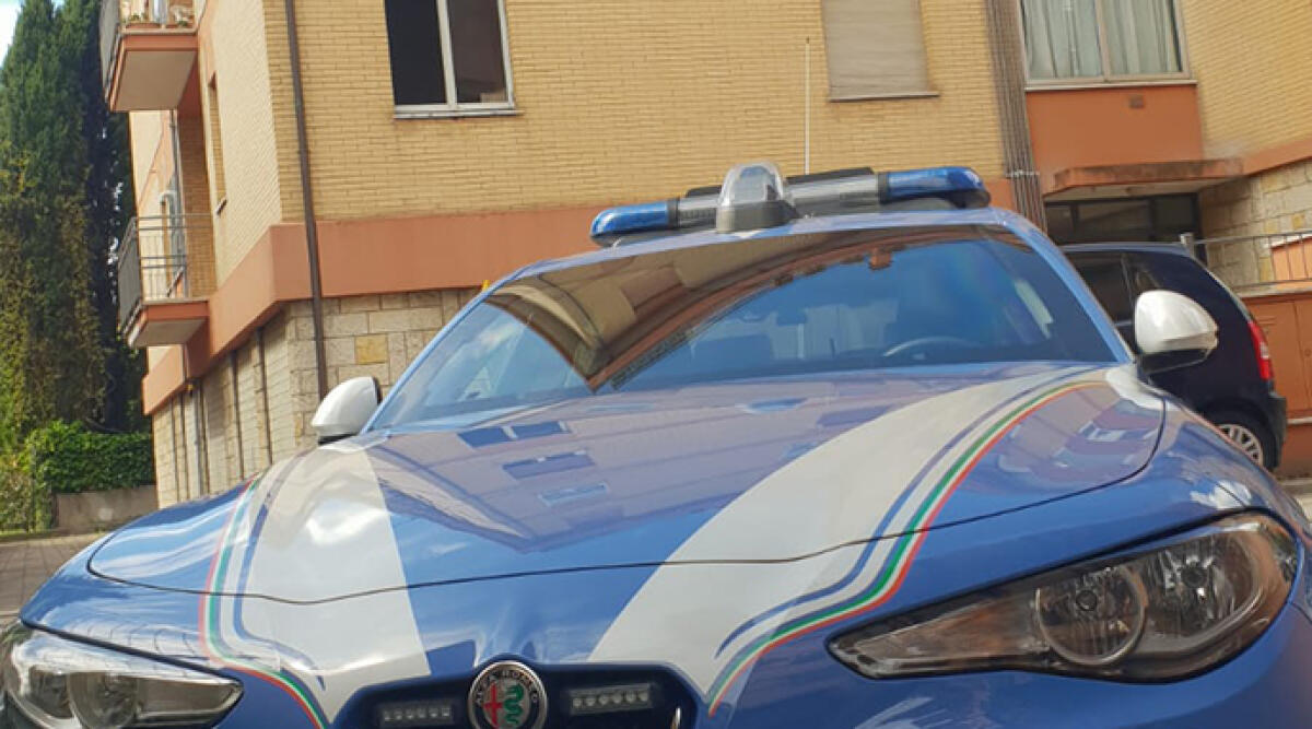 Rimini, anziana salvata in extremis dai poliziotti: stava per lanciarsi dal balcone - Foto di repertorio
