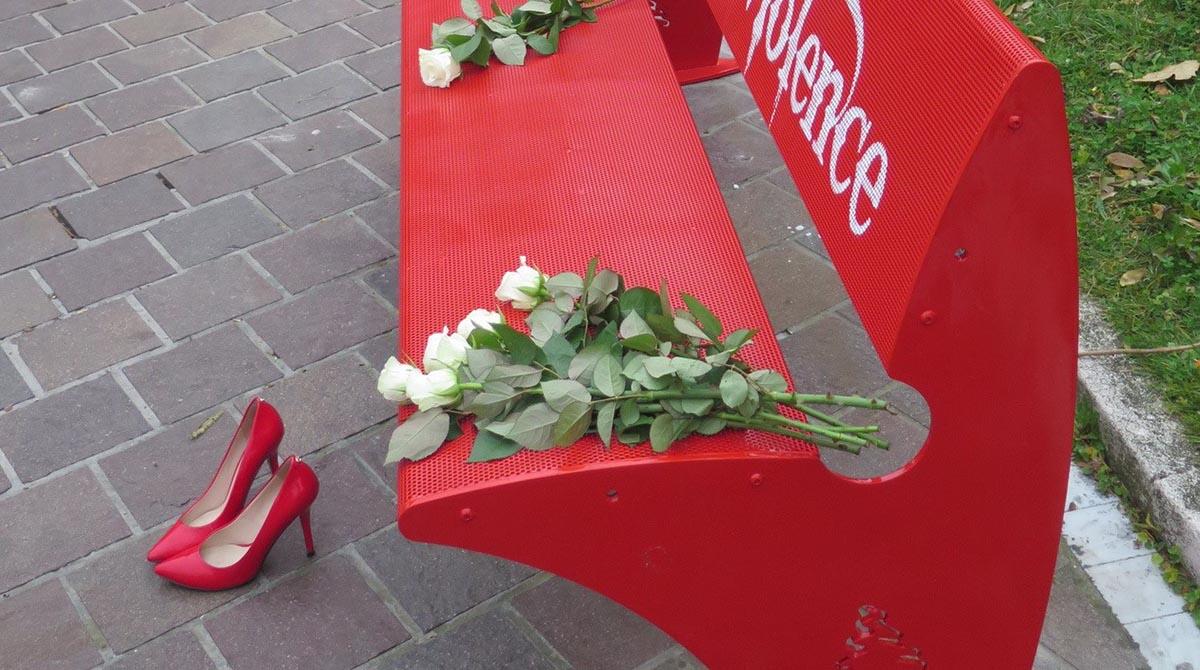 Misano si tinge di arancione: eventi e cultura per dire no alla violenza sulle donne - Panchina rossa a Misano Adriatico