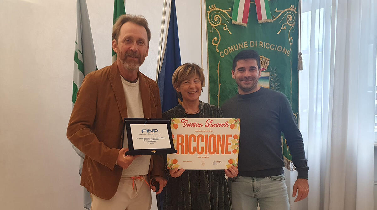 Oltre l'oro: Cristian Lucarelli, il riccionese campione di inclusione nel nuoto paralimpico - Cristian Lucarelli, sindaca Daniela Angelini e assessore Simone Imola