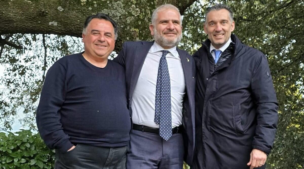 Visita del Sottosegretario all'Agricoltura D'Eramo nella Valmarecchia: un confronto sui temi cruciali del territorio - Da sinistra Silvano Severini al centro il Sottosegretario di Stato Luigi D'Eramo a destra il Sindaco di San Leo Leonardo Bindi