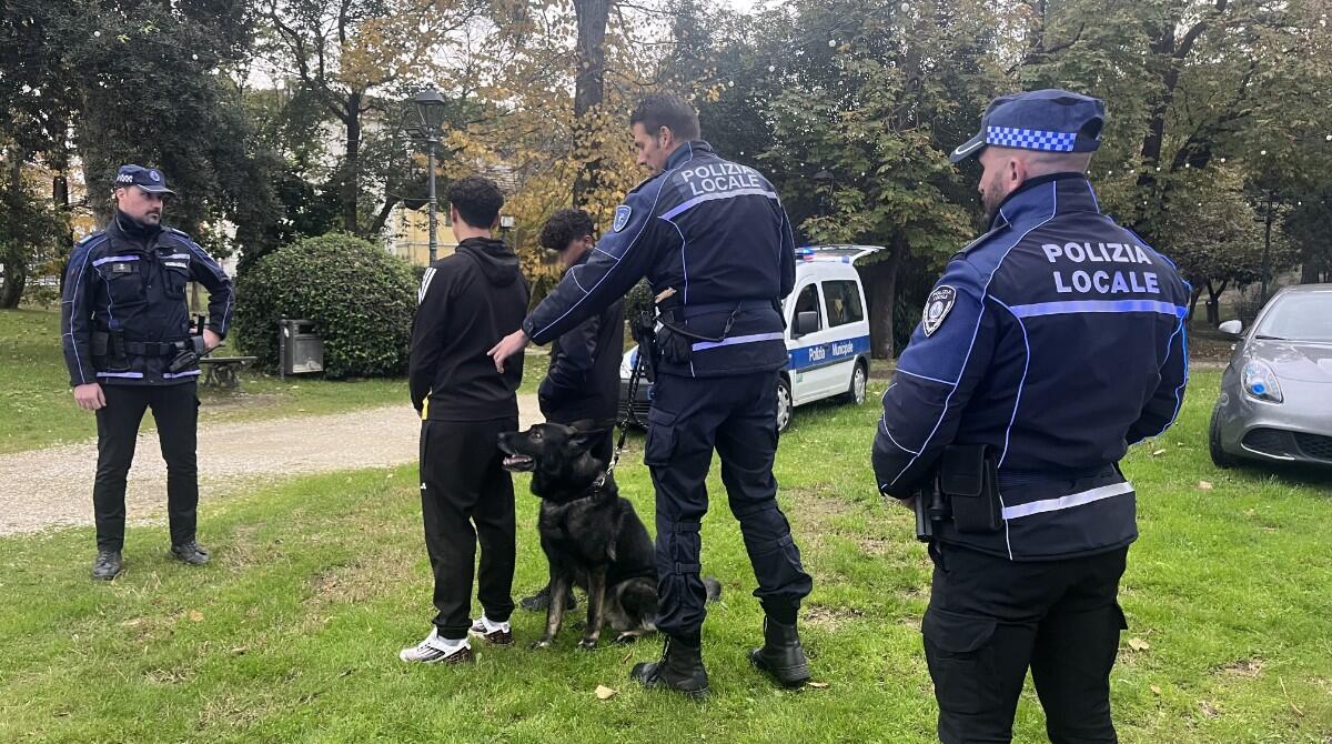 Riccione: controlli straordinari per prevenire degrado e spaccio, oltre 40 persone identificate - Controlli parchi unità cinofile