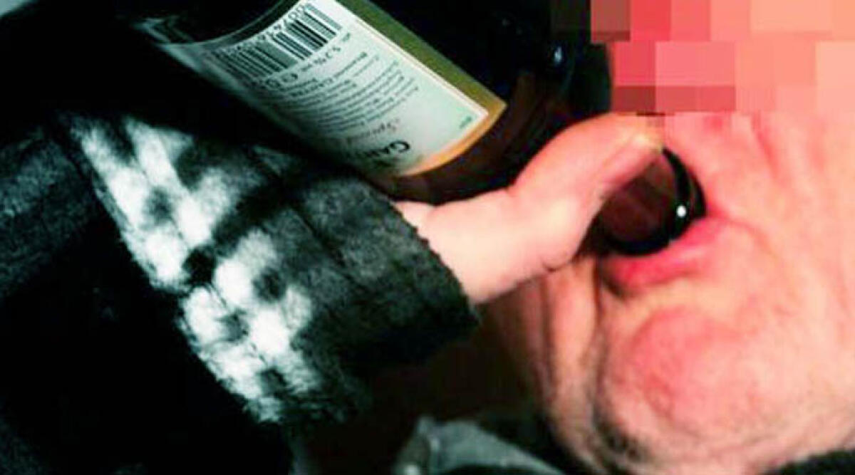 Ubriaco si sposta di balcone in balcone alla ricerca di alcol: denunciato - 