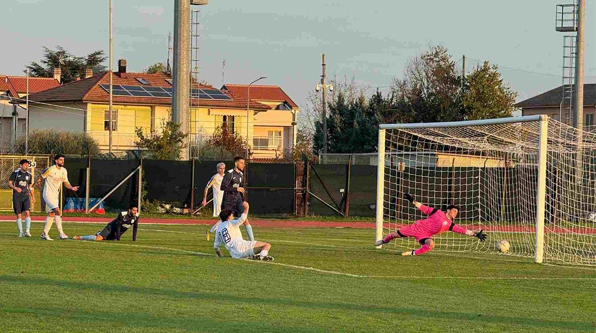 Y.Santarcangelo vince lo scontro diretto con il Misano (2-0): gialloblù in vetta con il Bakia -