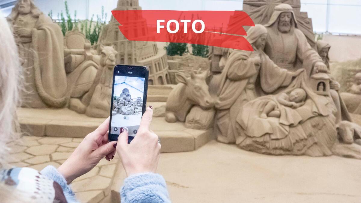 Inaugurato il grande presepe di sabbia di Marina Centro: ecco le immagini -