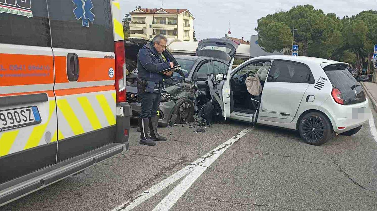 Incidente in via Covignano, lo scontro tra un Twingo e una Fiat Tipo -