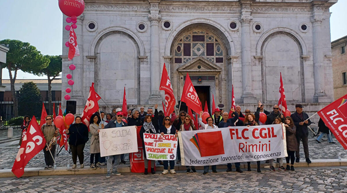 La scuola in piazza a Rimini: salari bassi e precariato, scioperano i collaboratori scolastici - La protesta davanti la Prefettura di Rimini