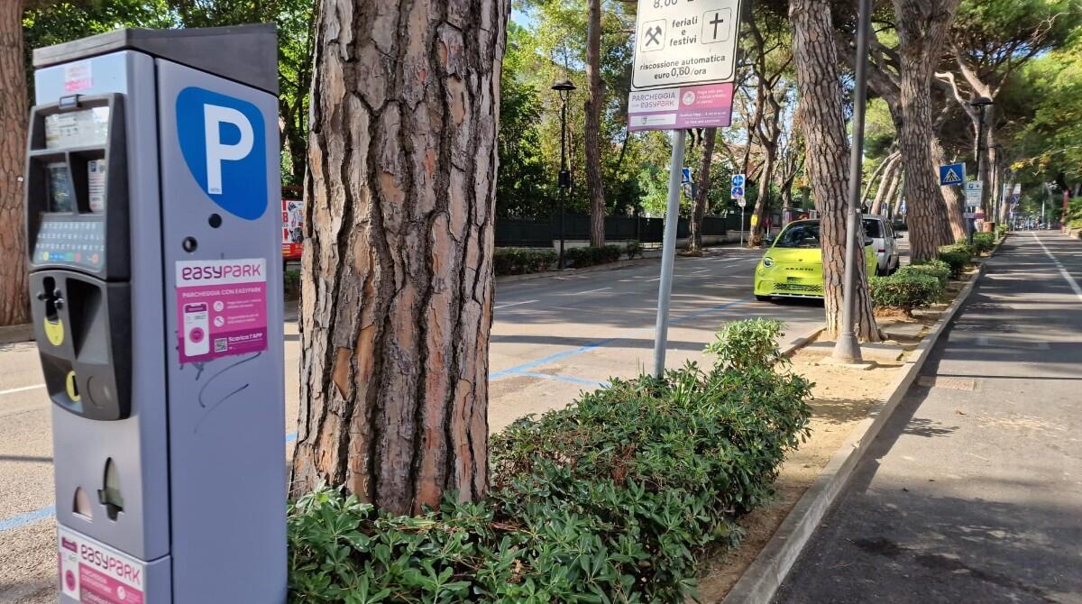 Riccione: per il 2025 restano invariate le tariffe per i parcheggi pubblici a pagamento non custoditi - Strisce blu