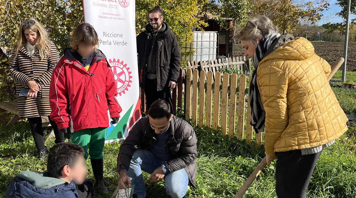 Tre alberi di melograno per un futuro più verde: il dono del Rotaract all’Istituto Savioli -