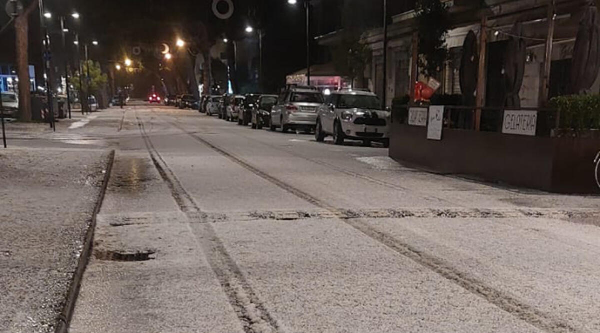 Violenta grandinata sulla costa riminese e pesarese: terreni imbiancati - Via Tiberio, foto di Lodovica Pelliccioni