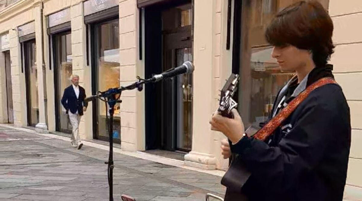 Simon Evans: il talento riminese che ha trasformato le strade in un palcoscenico internazionale - Simon Evans in centro storico a Rimini