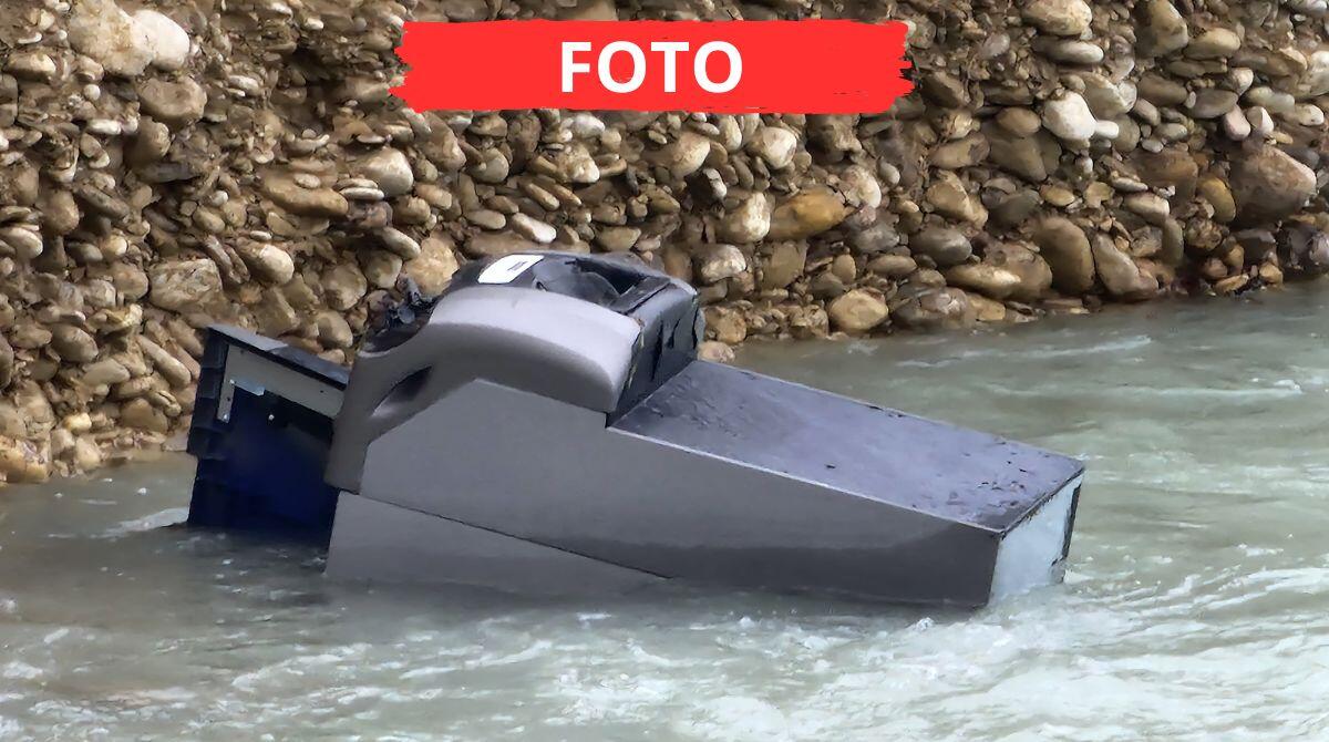 Cassa automatica asportata e gettata nel Marecchia: intervengono i Vigili del Fuoco - La cassa automatica recuperata dai Vigili del Fuoco
