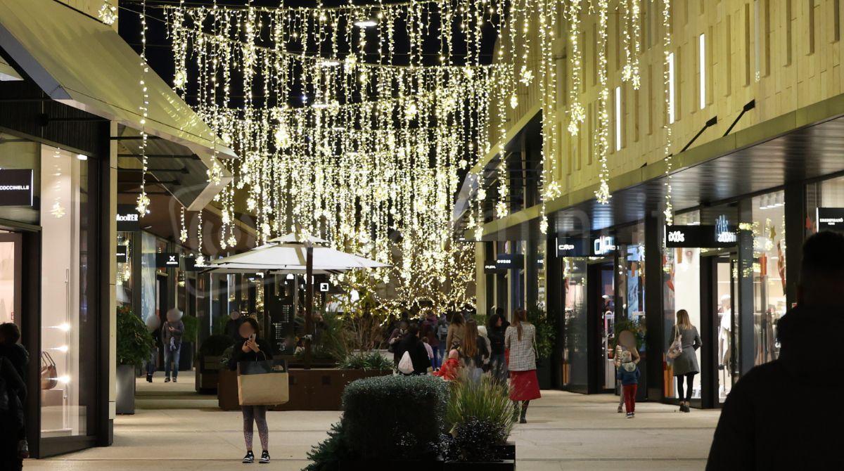 San Marino Outlet Experience: è già Natale con l'accensione delle luminarie -