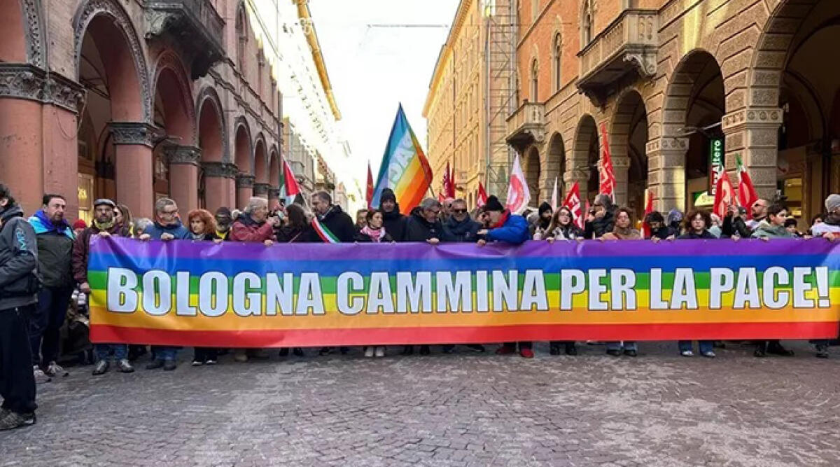 Bologna marcia per la pace: in migliaia in corteo con Landini e Lepore - Ansa