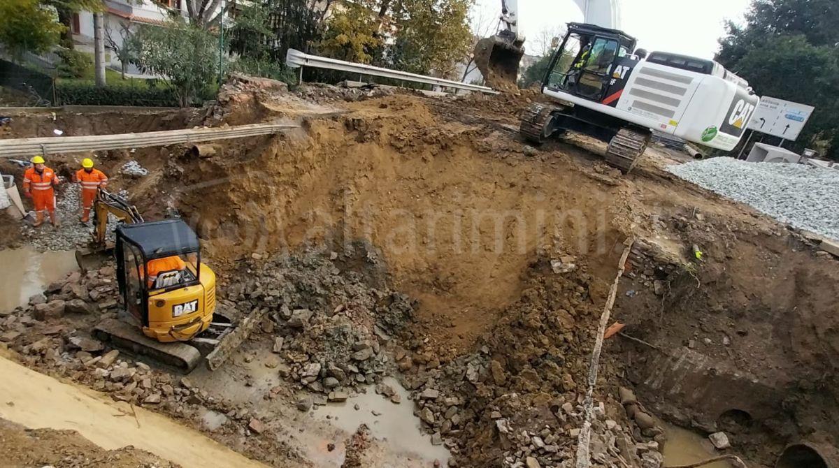 Enorme scavo aperto sulla Statale: proseguono i lavori a Riccione - 