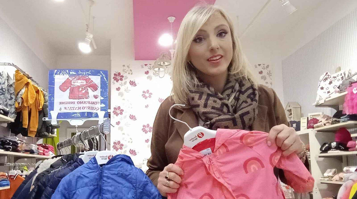 A Rimini il "piumino sospeso": l'iniziativa anti crisi del negozio di abbigliamento per bimbi - 