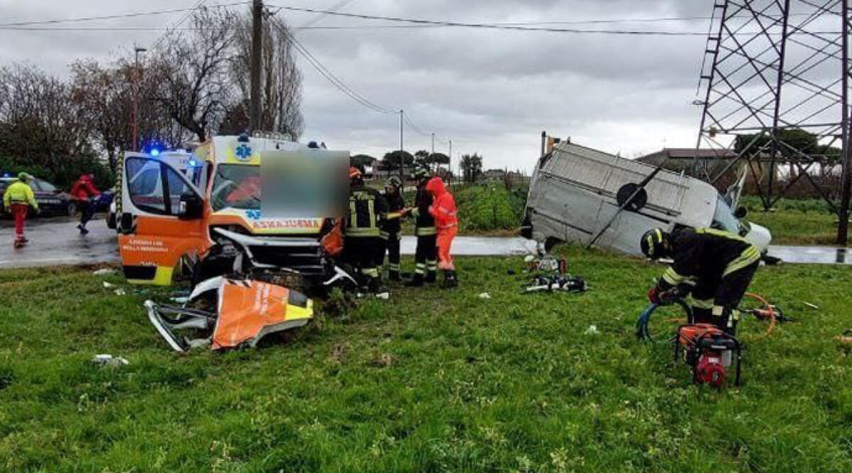 Incidente stradale a Cesena coinvolge ambulanza e furgone - Il luogo dell'incidente