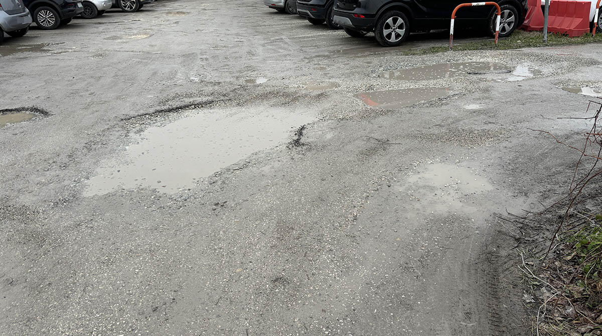 Parcheggio a pagamento dell’Ospedale Infermi: "buche, allagamenti e disagi per utenti e pedoni" - Parcheggio a pagamento dell’Ospedale Infermi