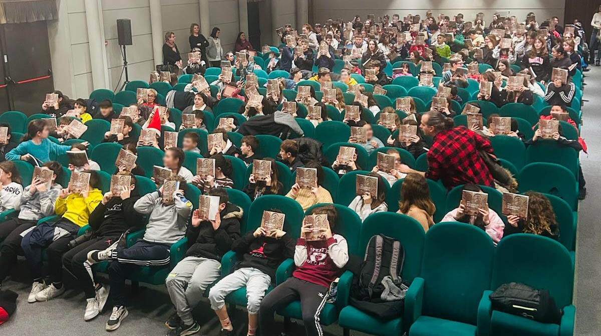 Un dono speciale: il libro sulla storia di Santarcangelo per gli alunni delle medie - La consegna del libro di Rita Giannini