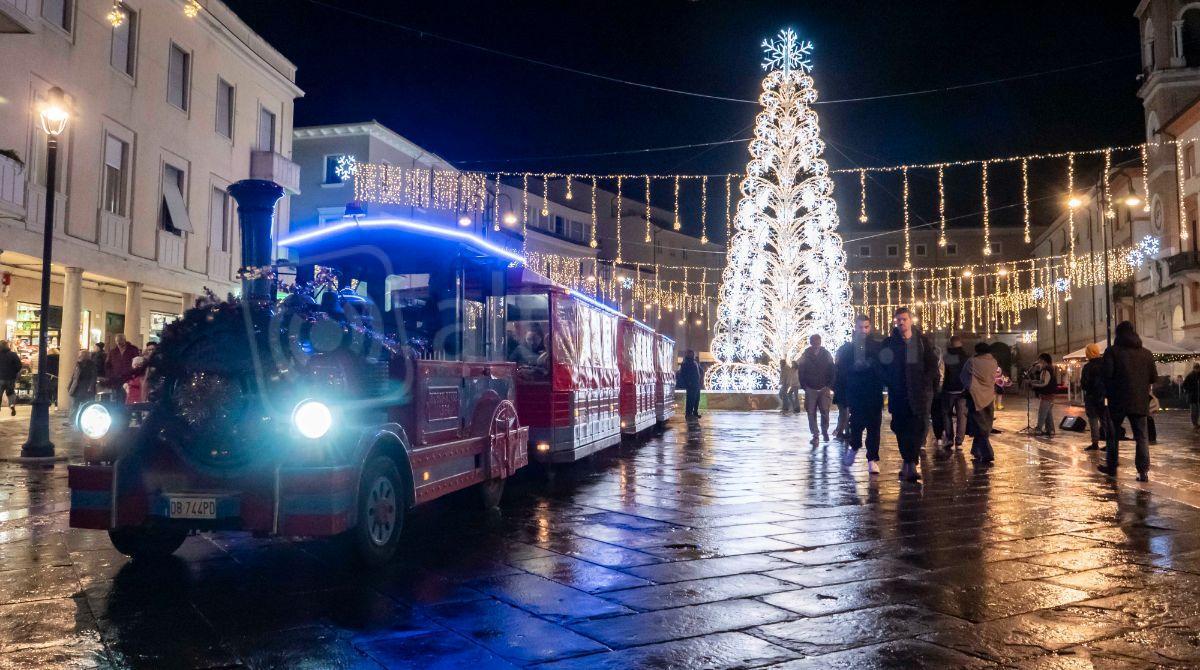 In giro per le Feste: ecco come muoversi a Rimini per Natale e Capodanno - Rimini; 03/12/2023: Comune RN, Ufficio Stampa, luci di Natale, piazza Tre Martiri, trenino ©Riccardo Gallini /GRPhoto GRPhoto
