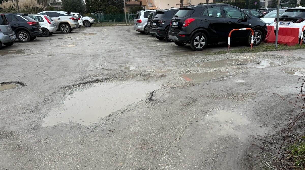 Parcheggio Ospedale Infermi: disagi per buche e tariffe troppo alte - Il parcheggio