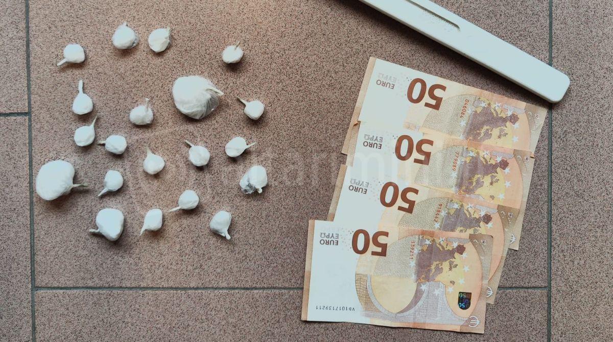 Sorpreso con droga nell'affittacamere: sequestrati 50 involucri di cocaina -