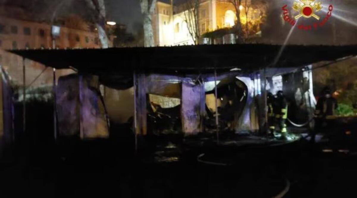 Incendio a Villa Borghese: fumo invade metro e centro di Roma, evacuazioni e intossicati -