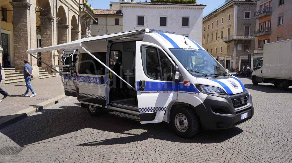 Rimini, più sicurezza in Centro Storico con l'ufficio mobile della Polizia Locale - L'ufficio mobile di Polizia Locale