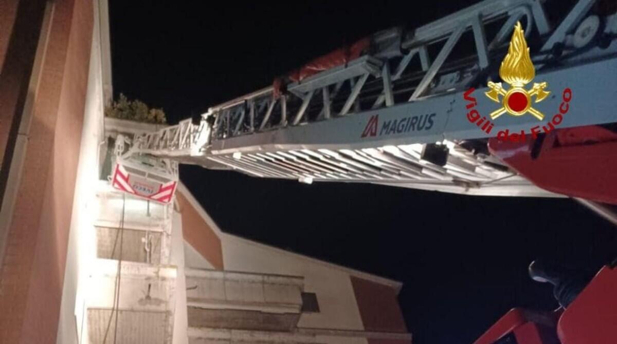 Incendio in casa nel Modenese, famiglia con neonato in salvo - I vigili del fuoco sul posto
